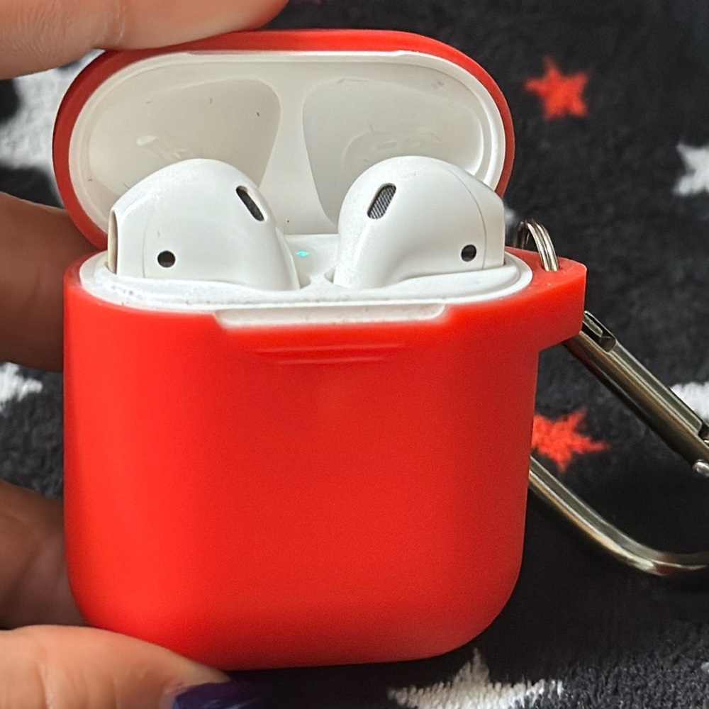 AirPods 2 with wireless charging case!!